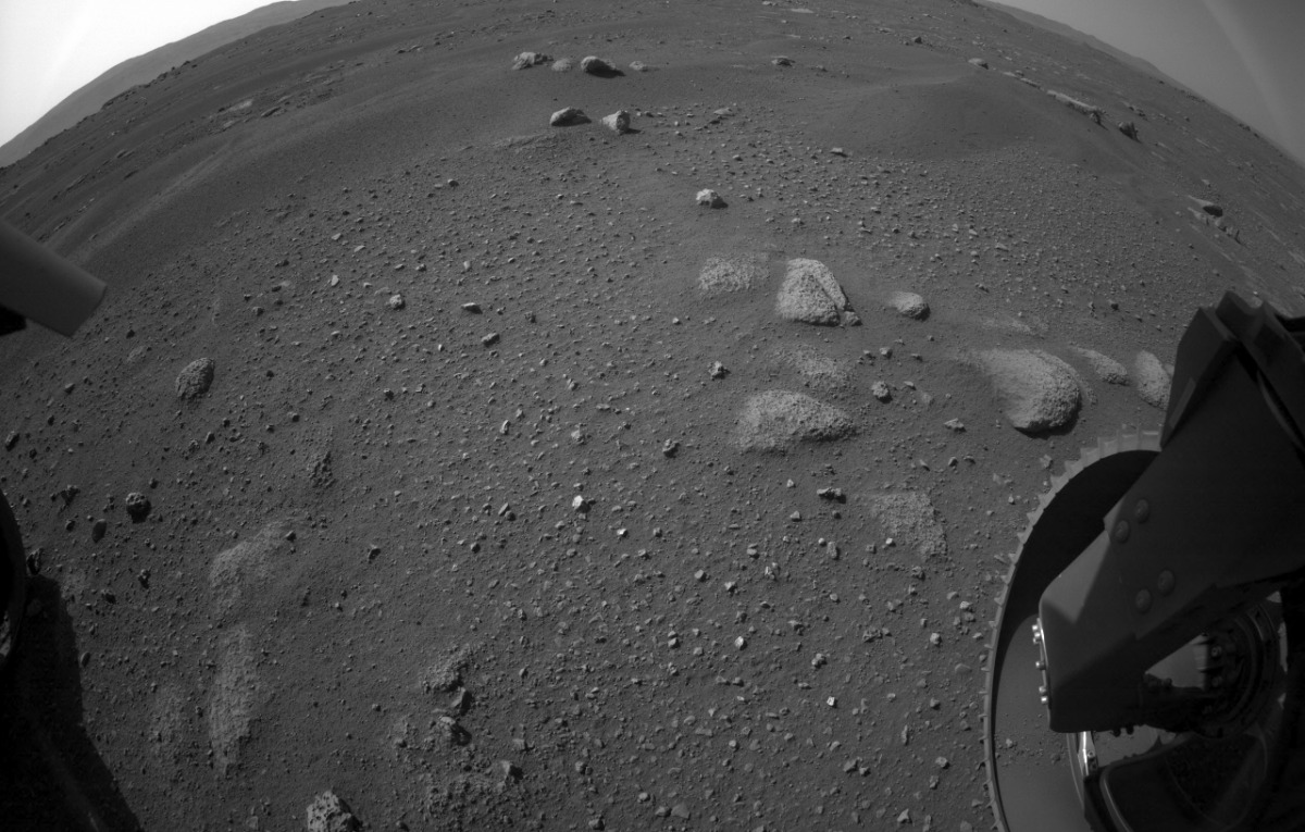 Марсоход NASA прислал на Землю первое видео с Красной планеты - изображение обложка