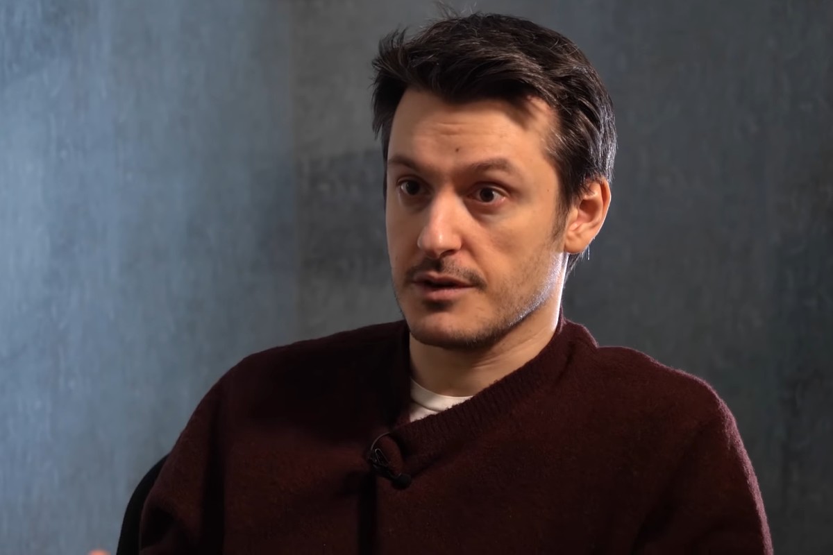 Обложка: кадр из интервью Ильи Найшуллера Антону Логвинову