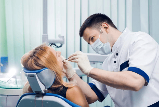 Стоматолог и IT-специалист. Эксперты назвали самые высокооплачиваемые вакансии августа - изображение обложка