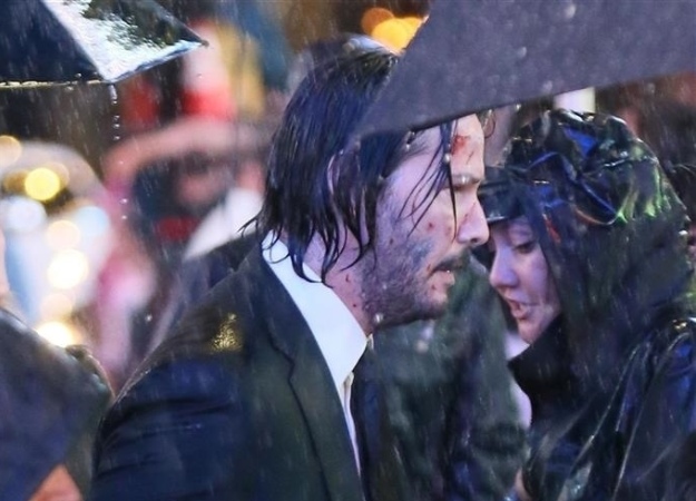 Промокший и очень злой Киану Ривз на новых кадрах со съемок «Джона Уика 3» - изображение обложка