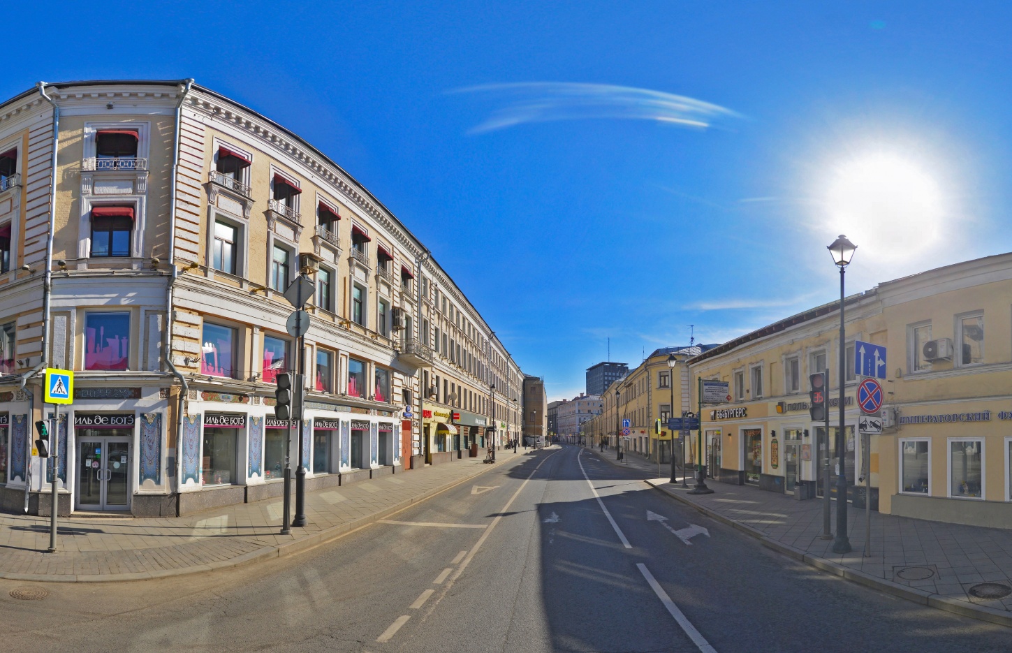 Москва на карантине: галерея необычных фотографий пустых улиц столицы - изображение обложка