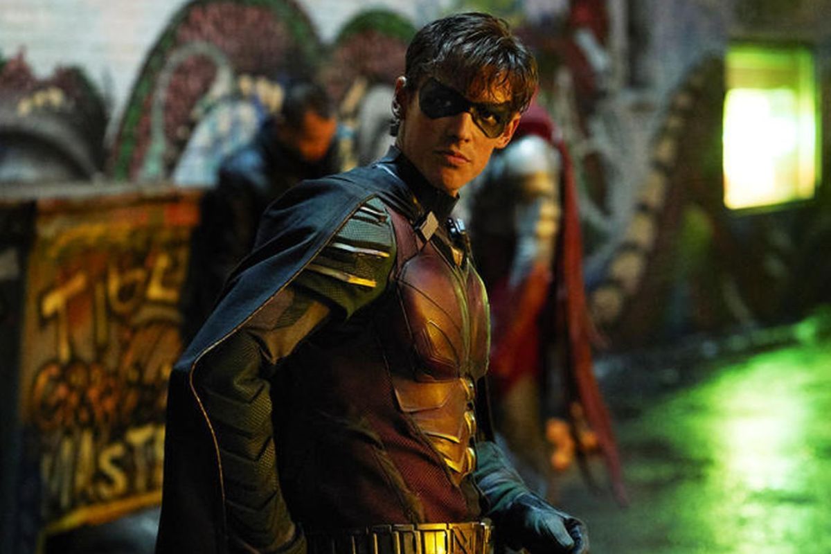 Новый взгляд на Дика Грейсона (не Робина!), Рэйвен и Старфаер на постерах второго сезона «Титанов» - изображение обложка