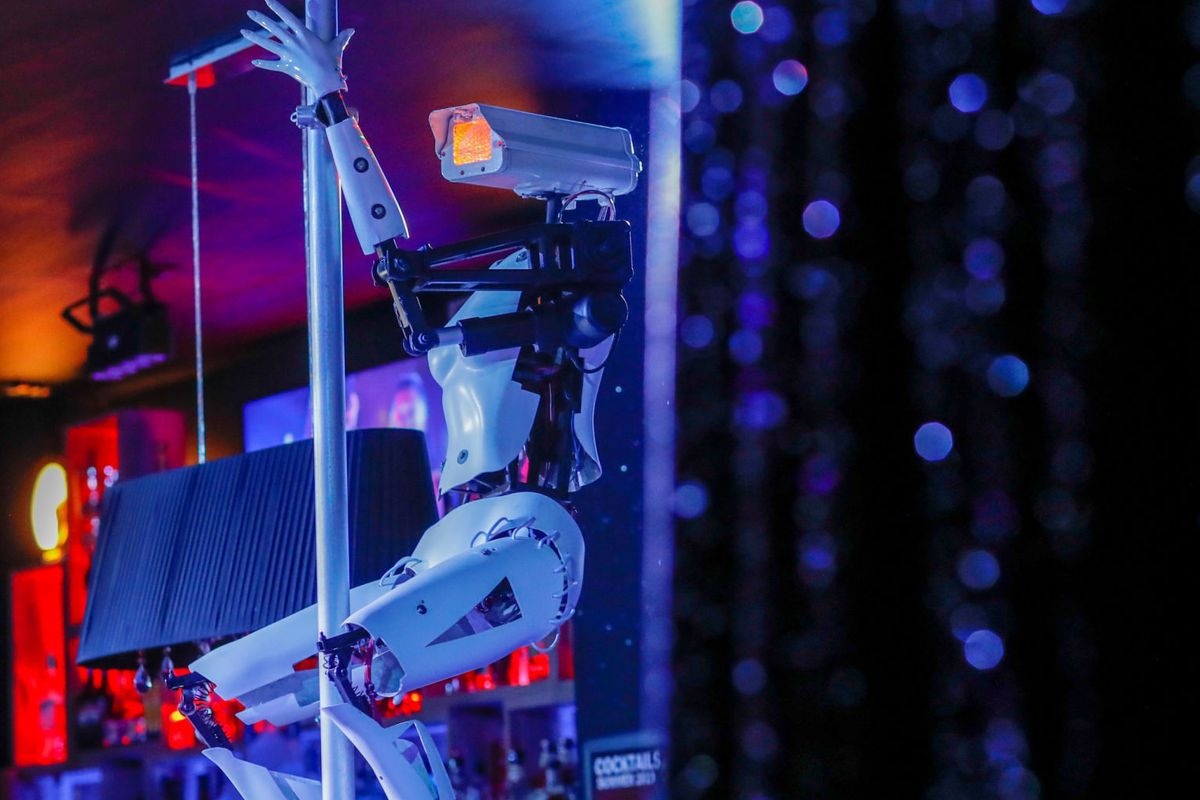 У французского ночного клуба появились роботы-стриптизерши - изображение обложка