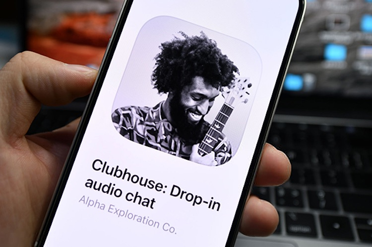 Clubhouse запустит акселератор для 20 человек. Обещают контракты с брендами или $5000 в месяц - изображение обложка