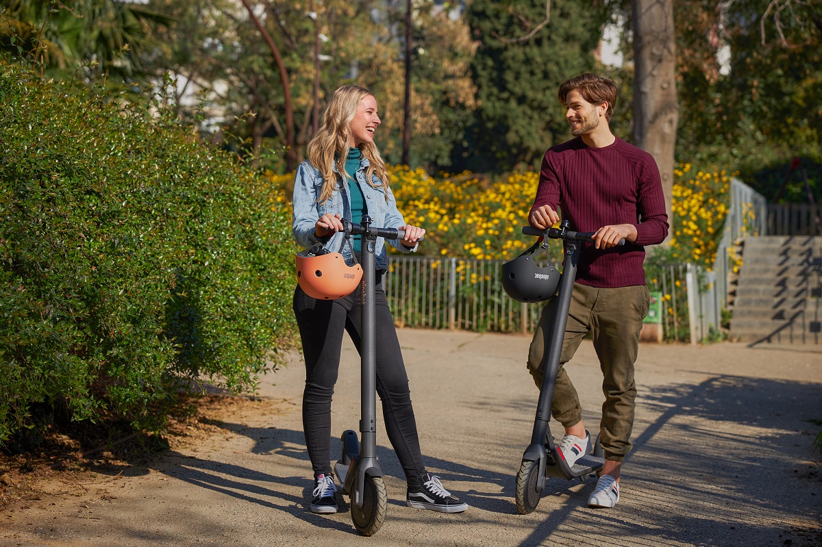 В России представили электросамокат Ninebot-Segway KickScooter E22 - изображение обложка