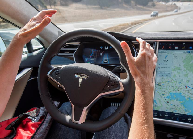 Tesla продемонстрировала работу автопилота  - изображение обложка