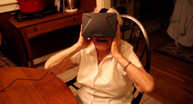 90-летняя бабушка протестировала шлем виртуальной реальности - изображение обложка