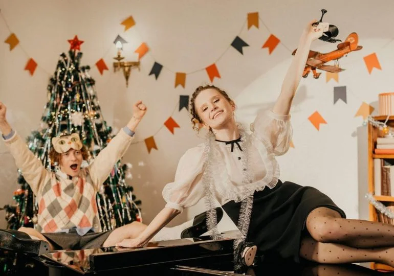 Монеточка и Шарлот исполнили новогоднюю песню «Расскажи, Снегурочка» из «Ну, погоди!» - изображение обложка