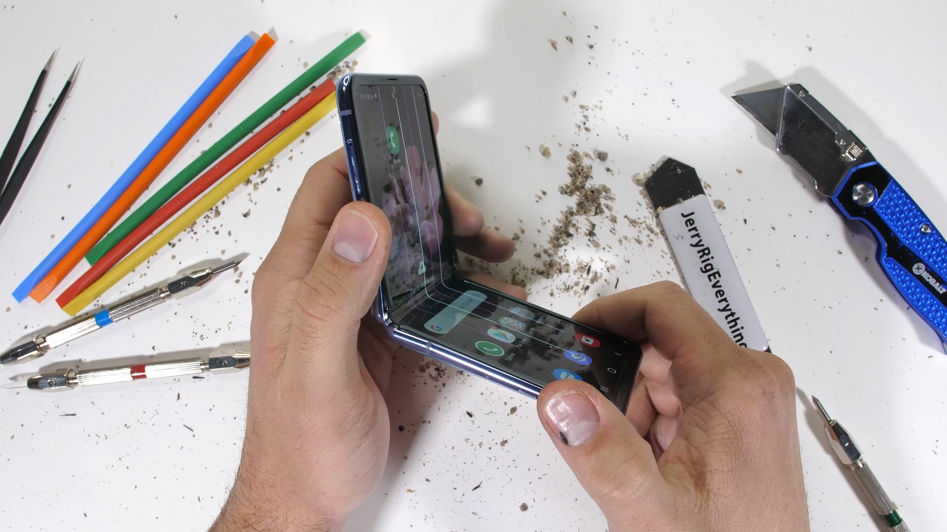 Samsung Galaxy Z Flip легко справился с тестом на прочность. Но были и сюрпризы - изображение обложка