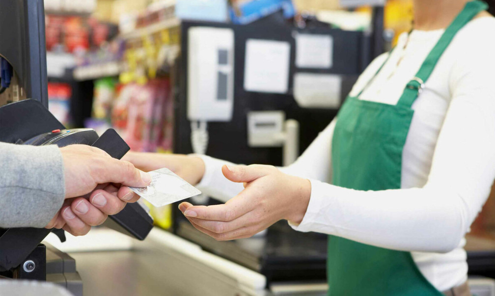 Продавец и доставщик еды: названы самые востребованные профессии июля в мире - изображение обложка