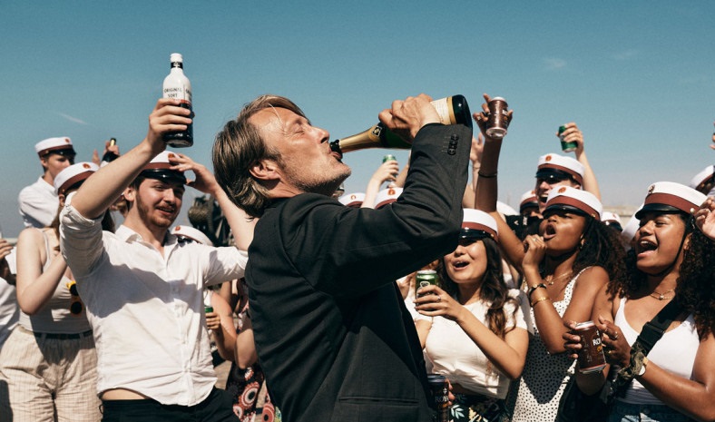 Критики хвалят фильм «Еще по одной» — комедию с Мадсом Миккельсеном - изображение обложка