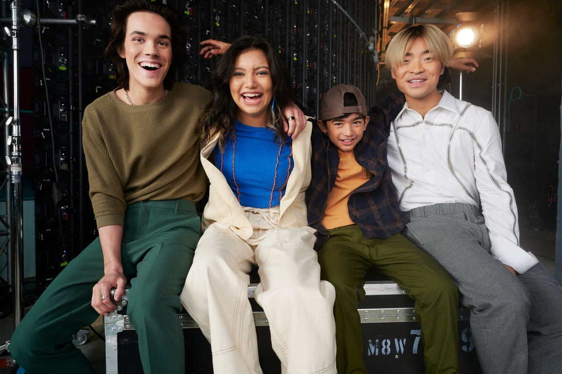 Netflix опубликовал фото со съёмочной группой экранизации «Легенды об Аанге» - изображение обложка