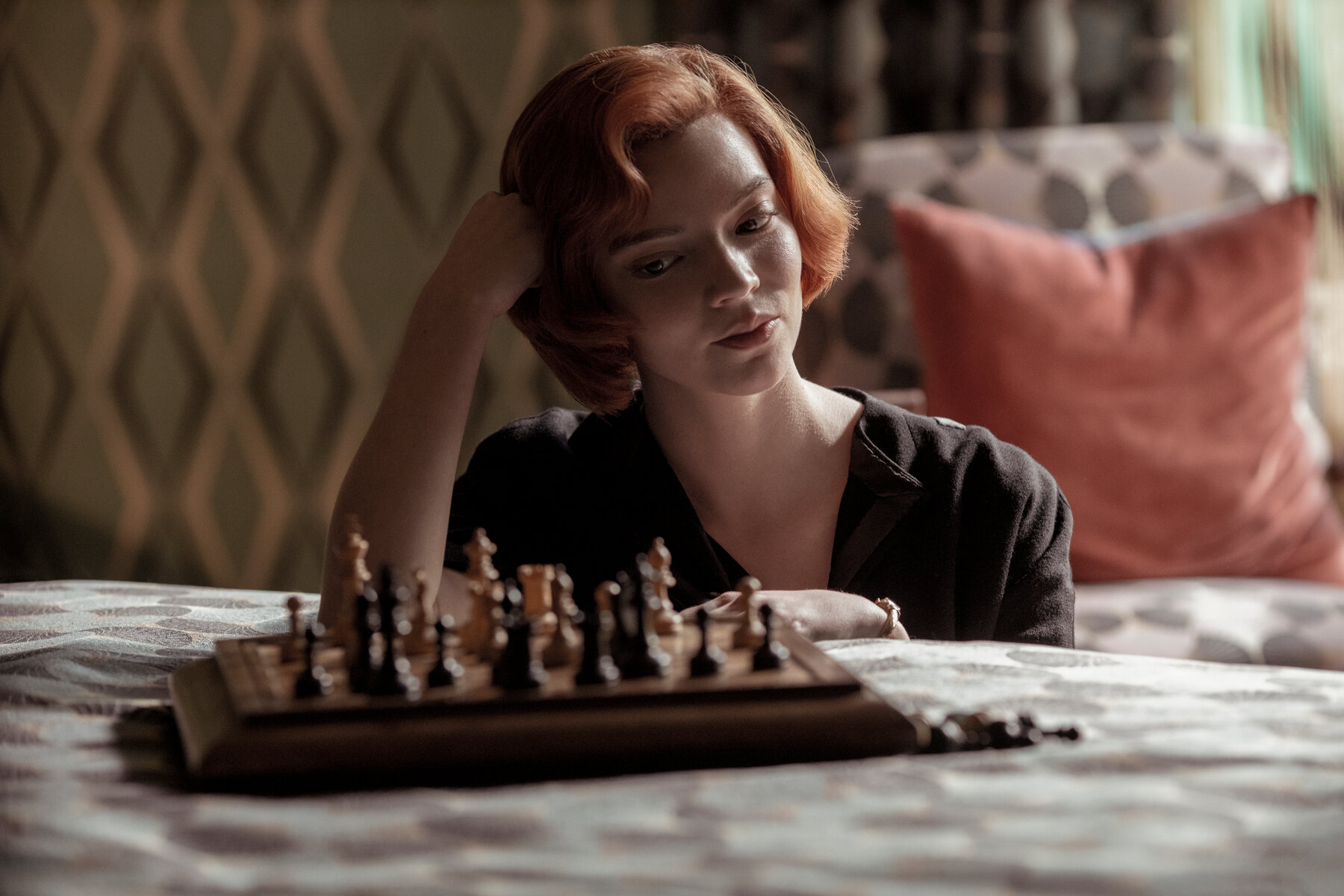 10 лучших сериалов 2020. 2 место. «Ход королевы» — прекрасный сериал, который перевернул мир шахмат - изображение обложка