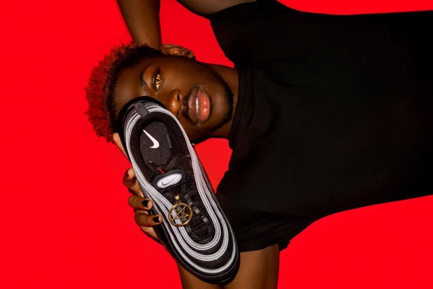 Nike добился запрета на продажу «сатанинских кроссовок», но они все уже проданы - изображение обложка