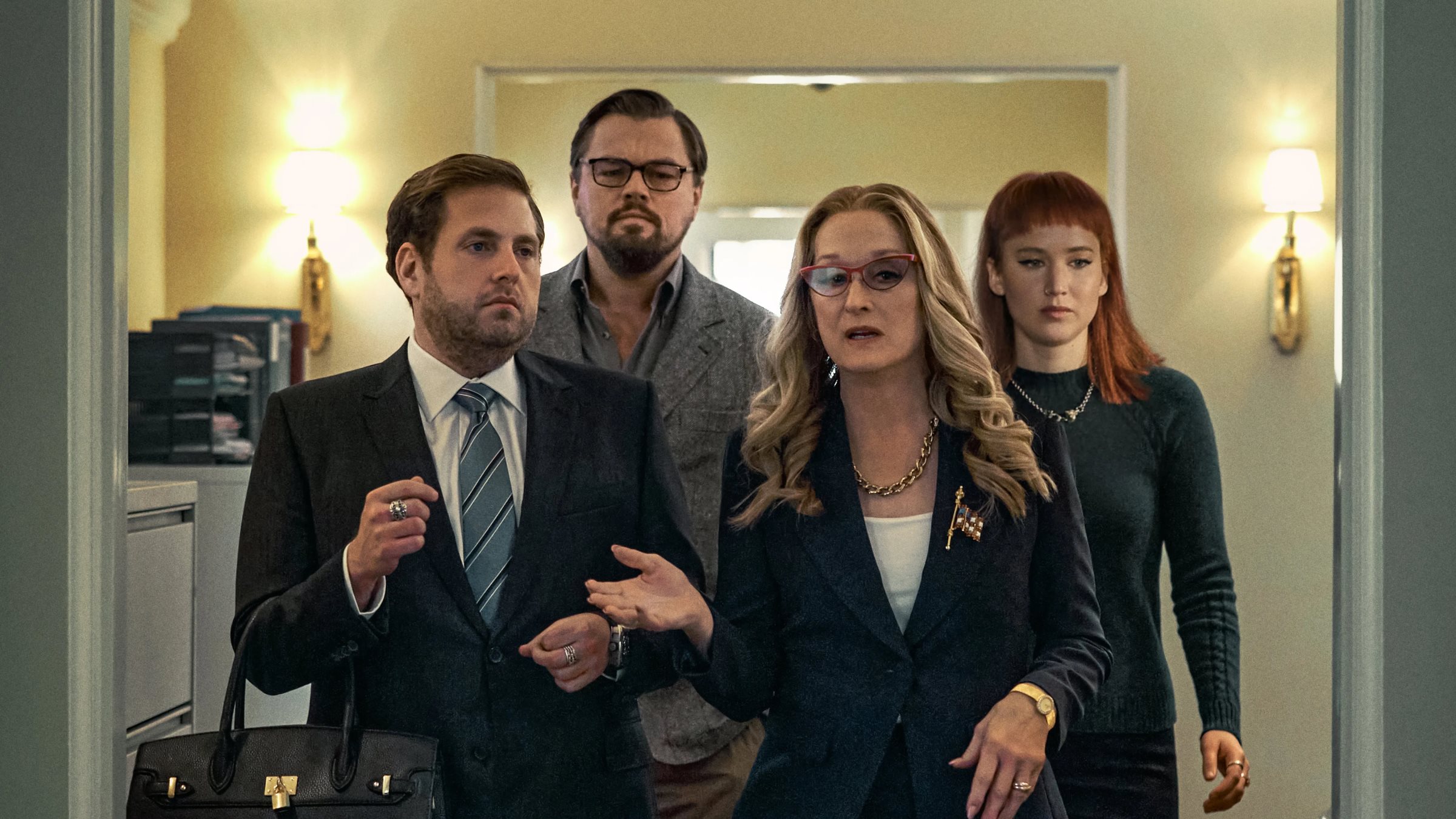 Обложка: кадр из фильма «Не смотрите наверх» (2021)