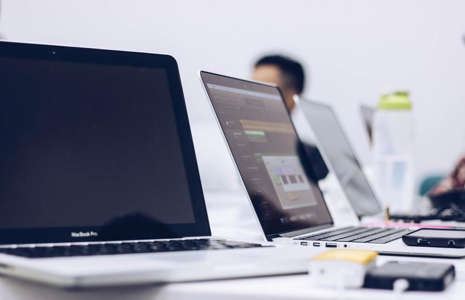 Bloomberg раскрыл планы Apple на выпуск новых MacBook и VR-гарнитуры в 2022 году - изображение обложка