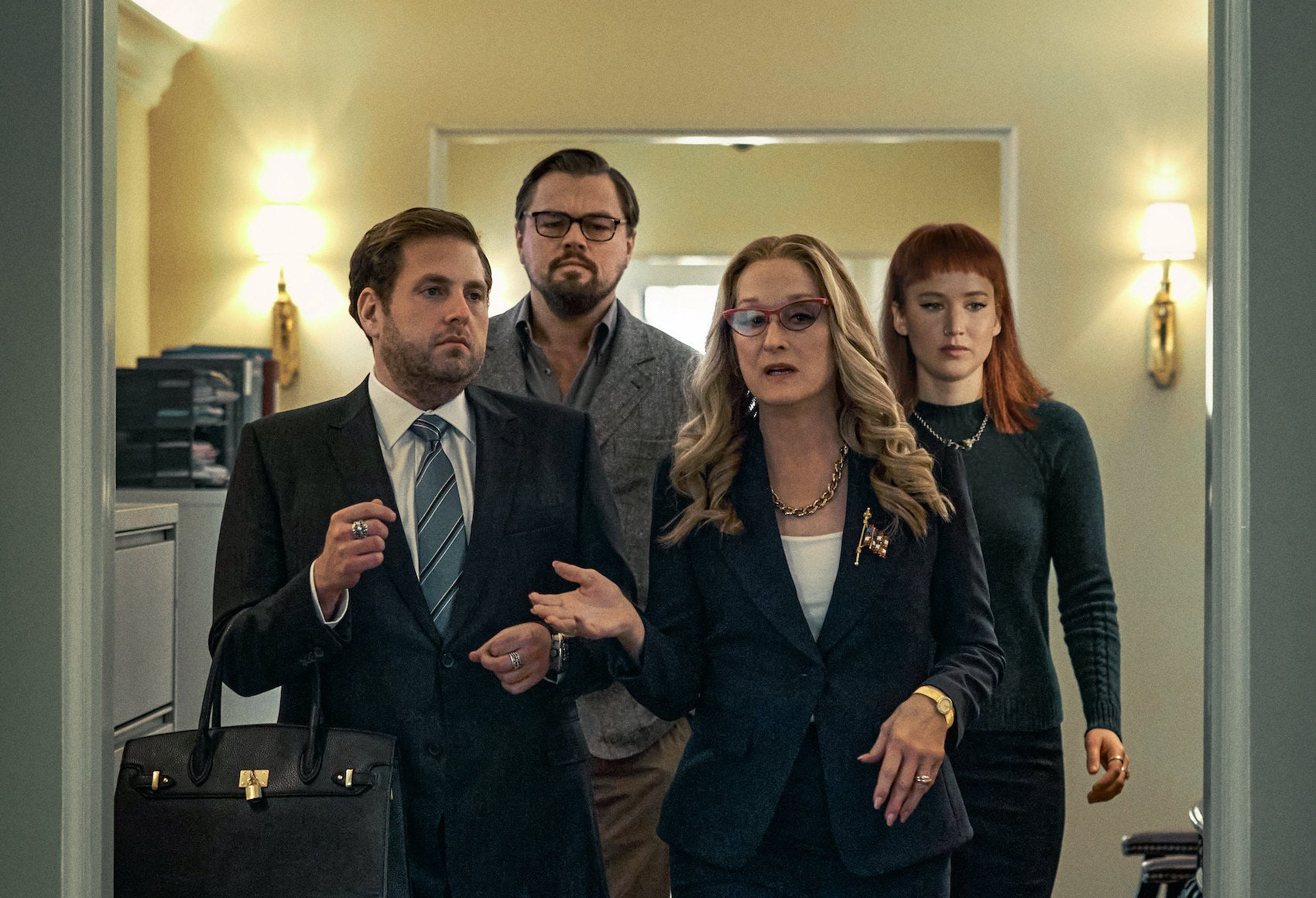 На Netflix вышла комедия «Не смотрите наверх» с ДиКаприо, Лоуренс, Стрип и Шаламе - изображение обложка