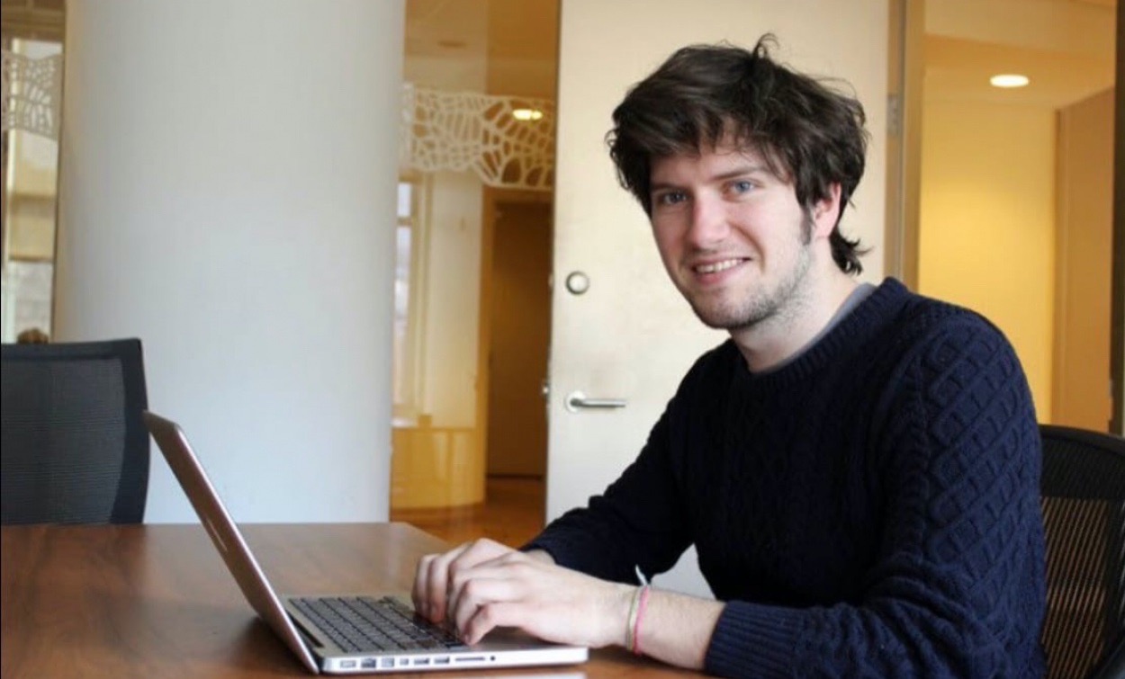 Тред дня: люди рассказывают о фотостоках и снимках для новостей про секс - изображение обложка