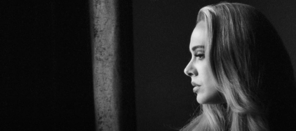 Обложка: кадр из клипа Easy On Me