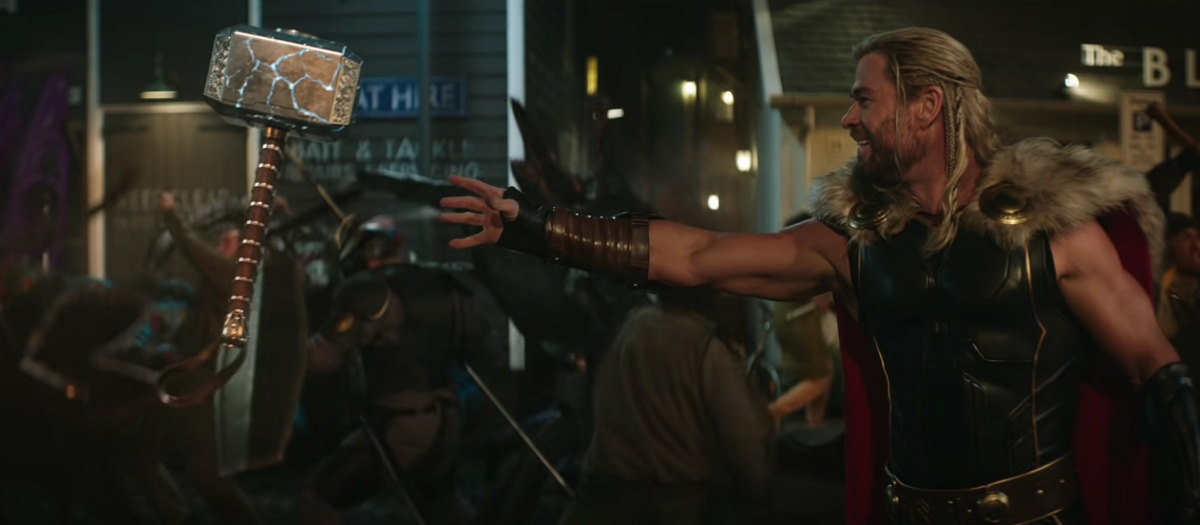Обложка: кадр из трейлера «Тор: Любовь и гром» (2022)
