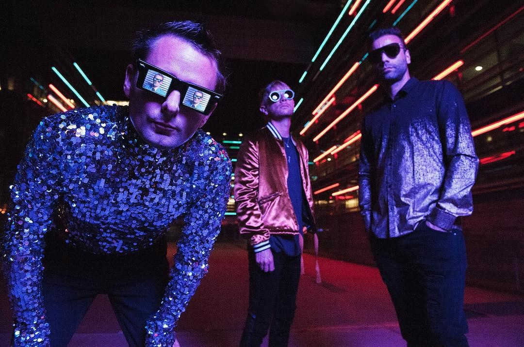 Muse подалась в ретровейв с новым альбомом Simulation Theory. И это хорошо! - изображение обложка