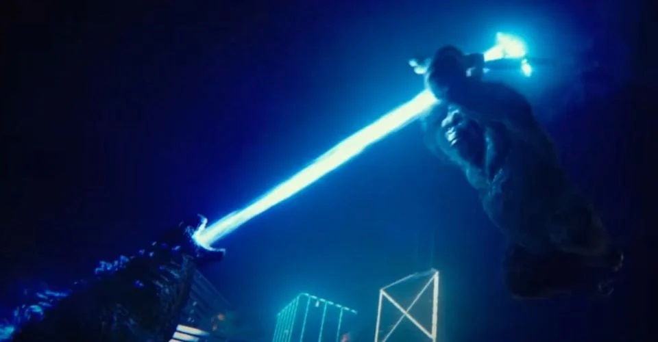 «Годзилла против Конга»: на новых видео показали сражение монстров. Конг в цепях и у него оружие - изображение обложка