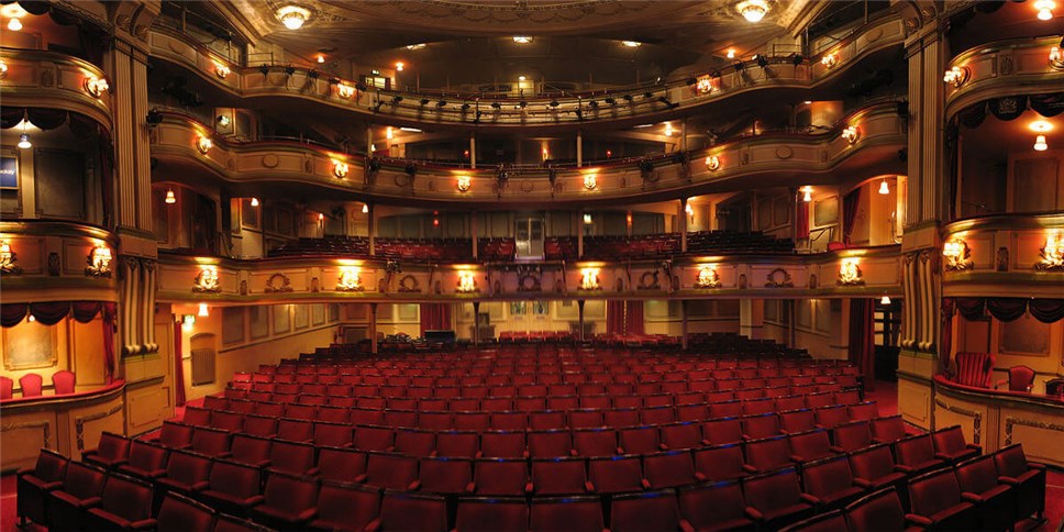 В театрах Москвы протестируют систему QR-кодов на некоторых спектаклях - изображение обложка