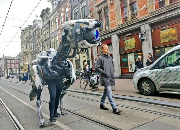 Создатели Horizon: Zero Dawn выгуливают Рыскаря по улицам Амстердама - изображение обложка