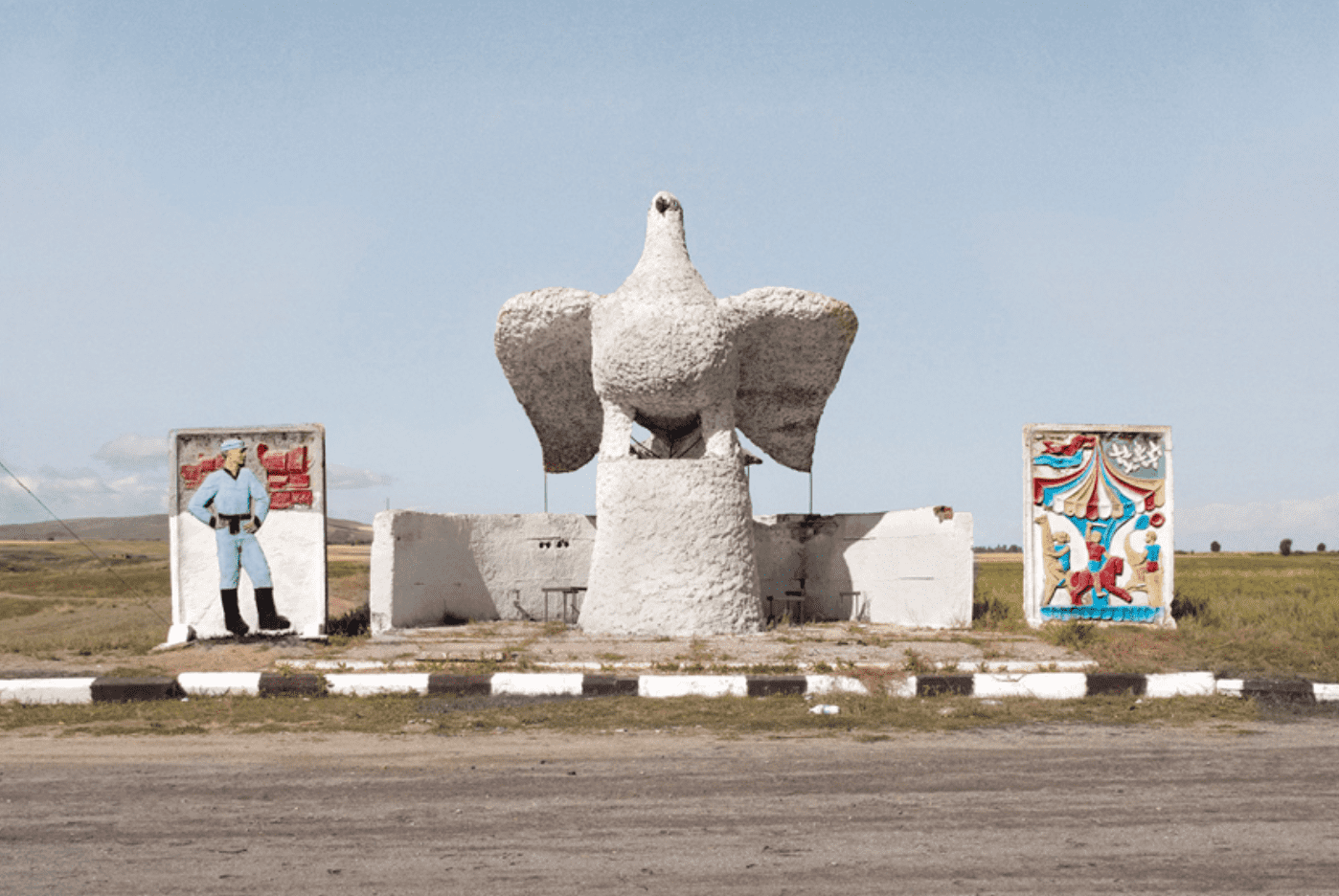 Находка дня: канадец 17 лет фотографировал остановки в странах бывшего СССР - изображение обложка