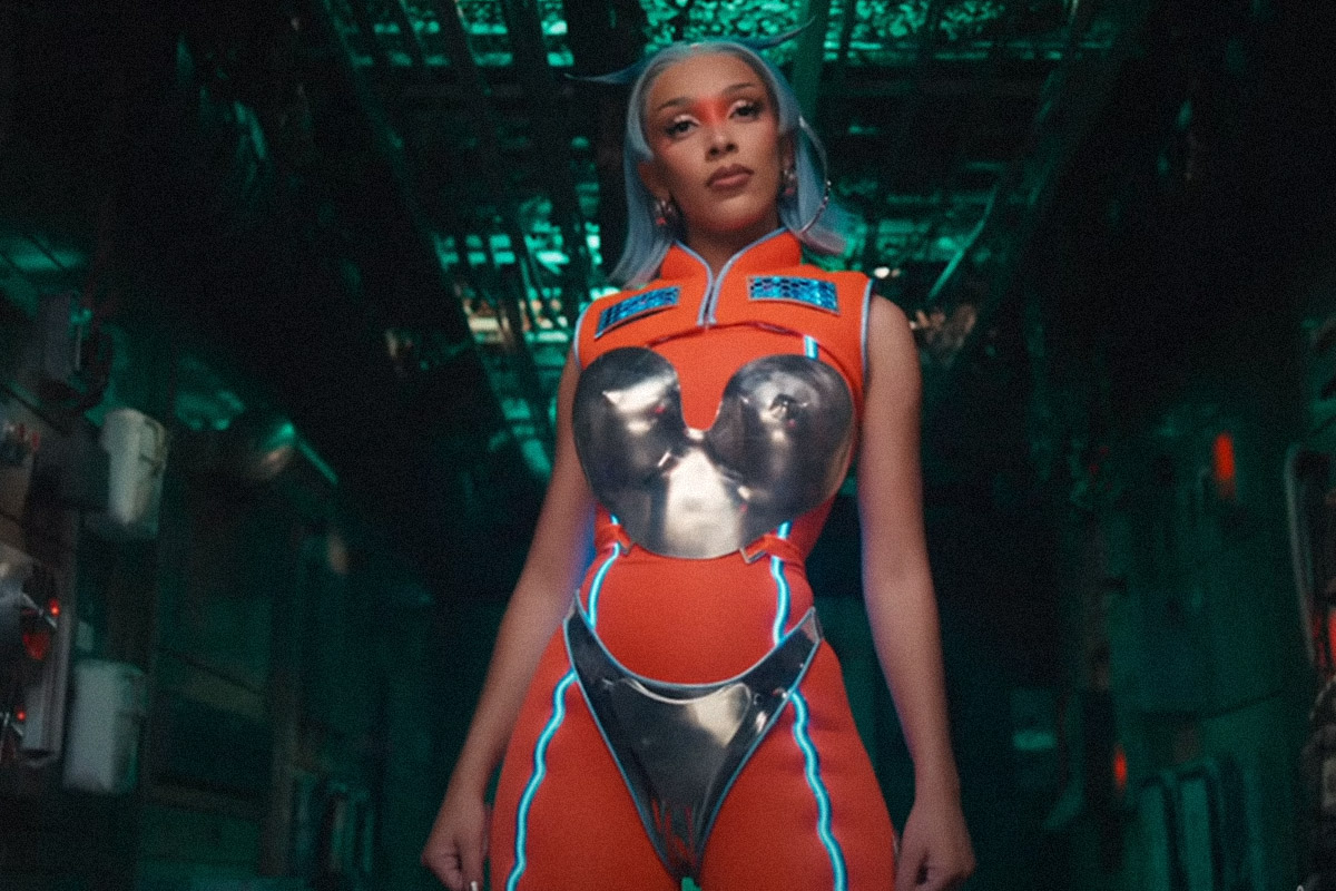 Рэперша Doja Cat выпустила клип со спасением своего кота на космическом корабле