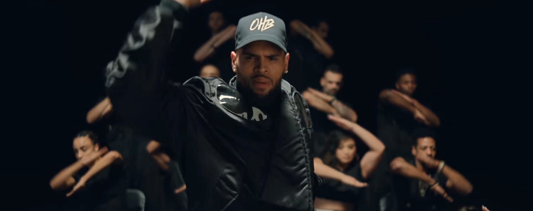 Обложка: кадр из клипа Криса Брауна - Iffy