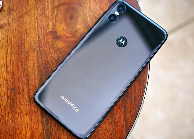 Motorola One Vision на первых рендерах: «дыра» в экране, «чистый» Android и камера на 48 Мп - изображение обложка
