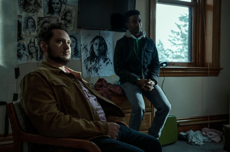 Netflix поделился свежими кадрами хоррор-сериала «Архив 81» - изображение обложка