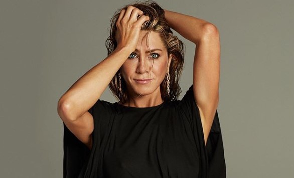 Дженнифер Энистон — 51 год. Актриса сделала крутую фотосессию по этому поводу - изображение обложка