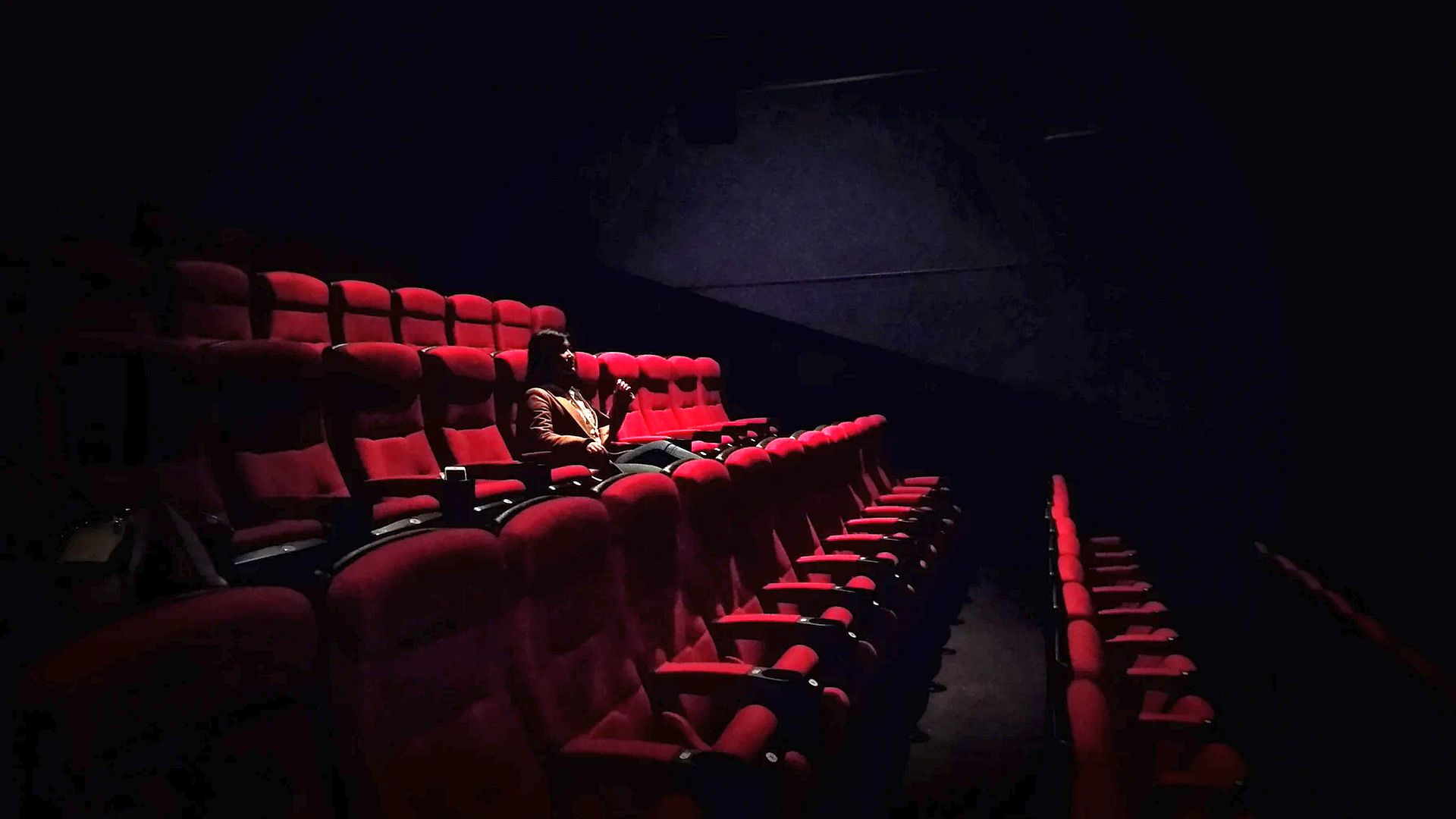 Кинотеатры в России снова теряют зрителей. Как это объясняют эксперты? - изображение обложка