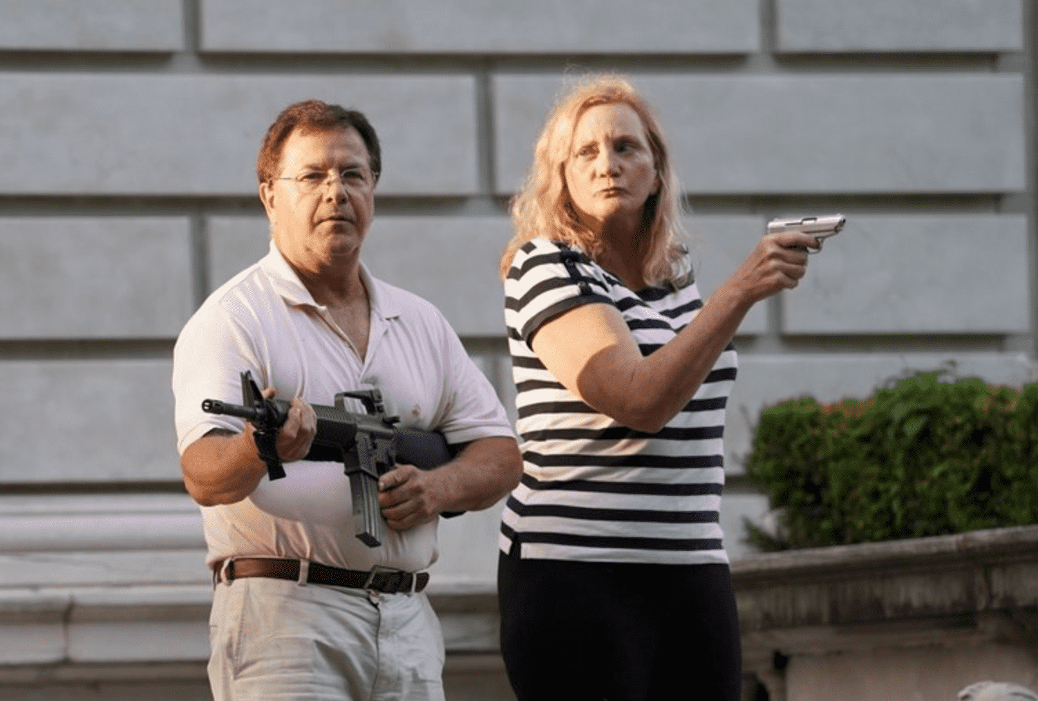 Пользователи Twitter представили пару, защищающую свой дом, в качестве персонажей игр и фильмов - изображение обложка