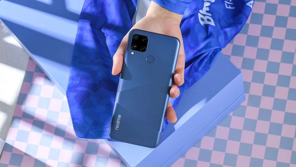 Смартфон Realme C15 с батареей на 6000 мАч стоит 10 000 рублей - изображение обложка