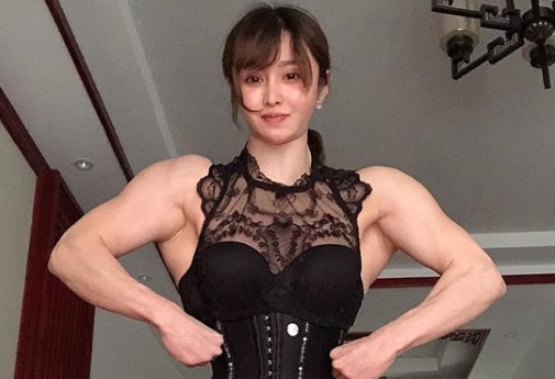 Косплеерша-бодибилдер: эта китаянка не только переодевается, но и лечит людей - изображение обложка