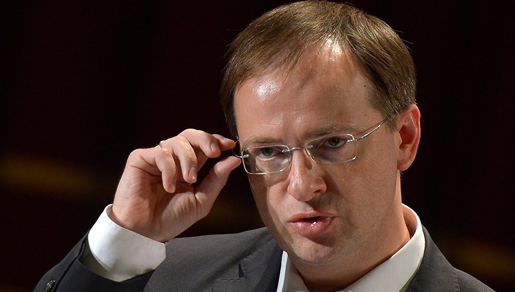 Секрет Мединского: если так схватить очки, министр кажется круче! - изображение обложка