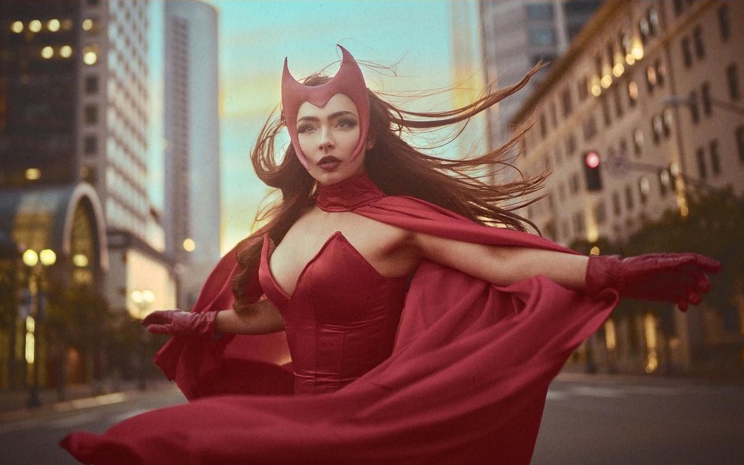 Косплеерша примерила образ Алой Ведьмы из комиксов в боди с декольте - изображение обложка