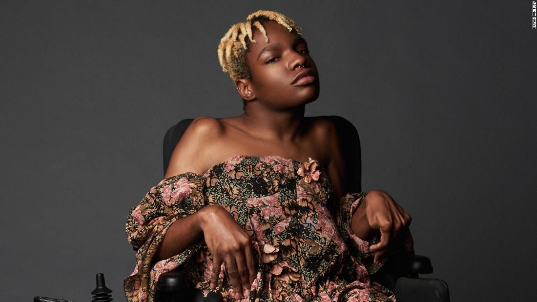 Bratz выпустил куклу первой темнокожей трансгендерной модели Аарон Филип в инвалидном кресле - изображение обложка