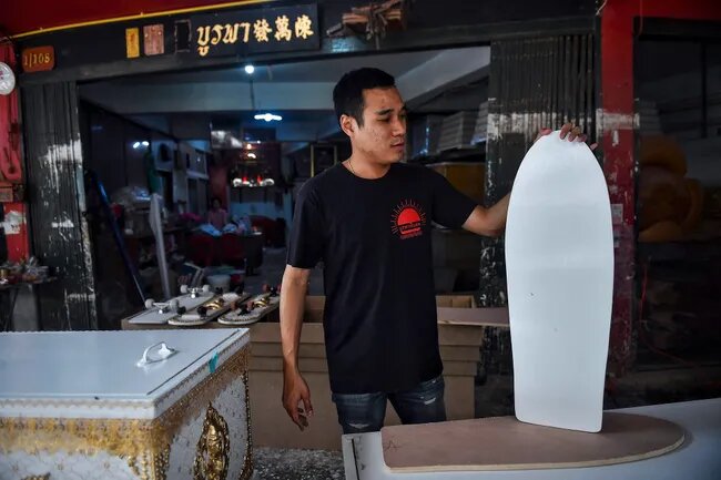 Гроб на колесиках: Таец делает скейтборды из гробов для детей из малоимущих семей - изображение обложка