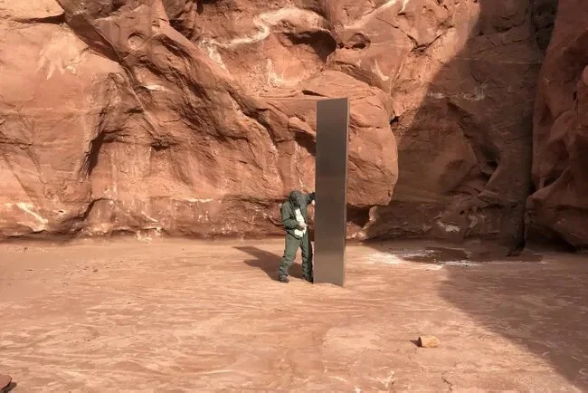«Это что, "Космическая одиссея"?»: посреди пустыни обнаружили загадочный монолит - изображение обложка
