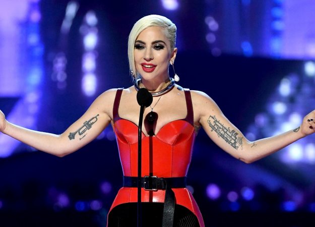 «Продам медведя. Не пьет»: как русские устроили трэш и ад в Instagram-комментариях Леди Гаги - изображение обложка