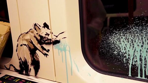 Новую работу Бэнкси уничтожили. Все потому, что в метро Лондона запрещены граффити - изображение обложка