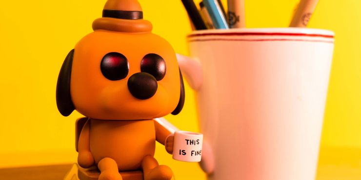 Весь 2020 год в одной фигурке. Пса из мема This Is Fine можно купить и поставить на полку