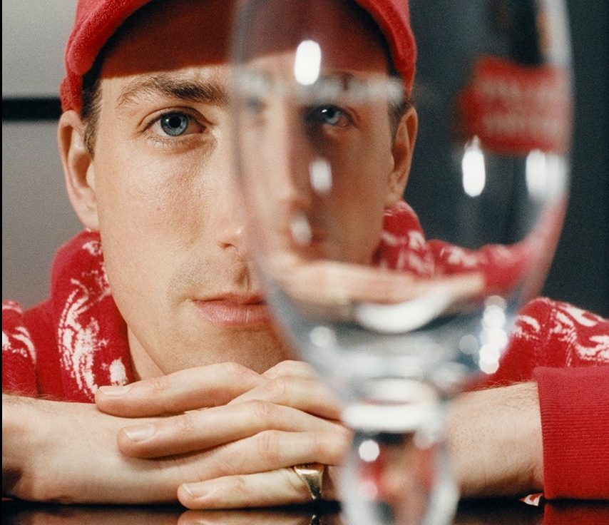 Скейтерский бренд Palace выпустил совместную коллекцию с производителем пива. И это огонь - изображение обложка