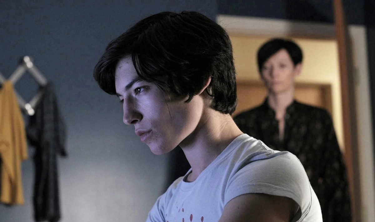 Обложка: Эзра Миллер и Тильда Суинтон в фильме «Что-то не так с Кевином»