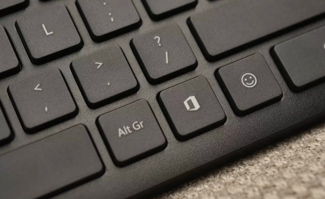 На клавиатурах Microsoft появилась отдельная клавиша для эмодзи - изображение обложка