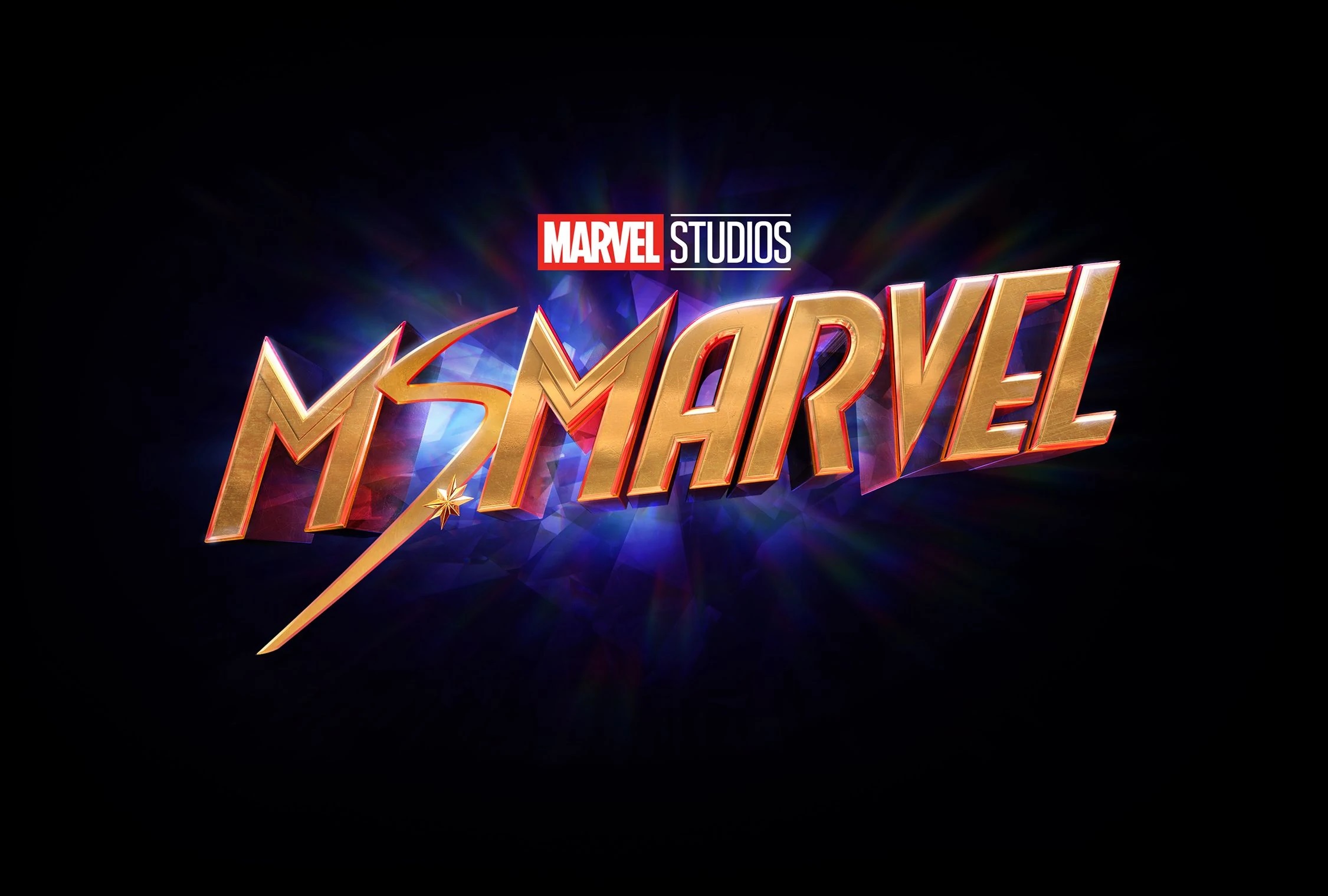 Появились новые фото со съёмок сериала «Мисс Марвел» — там супергероиня в костюме - изображение обложка